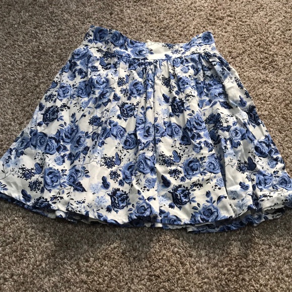 H&M Dresses & Skirts - H&M floral lined skirt